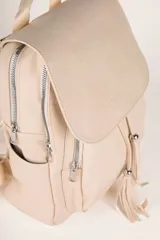 Mochila negra de cuero sintético con solapa y cierre de cordón con dos flecos decorativos con cuentas plateadas. Cuenta con tres compartimentos principales, bolsillos internos adicionales, dos bolsillos laterales y un bolsillo trasero con cierre. Tiene un asa superior fija y dos correas regulables en la espalda.