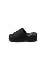 Sandalia de plataforma color negro con capellada ancha acolchada, diseño minimalista y suela corrida.