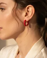 Aros tipo argolla pequeña de acero dorado con esmaltado en color rojo.