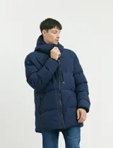 Campera puffer de corte largo, color verde militar, con capucha fija, cierre frontal y puños elásticos internos.