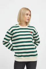 Buzo de cuello redondo a rayas horizontales en tonos beige, verde oscuro y verde claro, con un pequeño bordado de corazón rojo en el pecho.