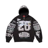 Campera con capucha y cierre frontal completo, confeccionada en algodón negro. Presenta múltiples aplicaciones gráficas bordadas y estampadas en el frente, mangas y capucha, con motivos deportivos y tipografía estilo varsity.