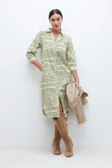 Vestido camisero midi color pistacho con estampado abstracto en blanco, de corte recto y manga 3/4.