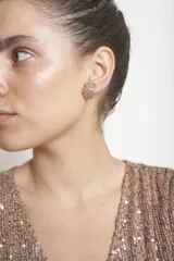 Pantalón palazzo de tiro alto, color dorado, cubierto de lentejuelas.