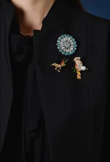 Chaleco negro de corte corto y estructurado, con cierre frontal y diseño minimalista.