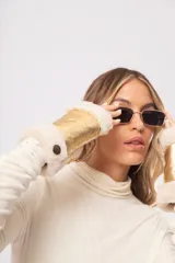 Guantes mitones dorados de cuero con interior de lana natural color crema.