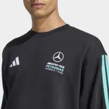 Buzo de cuello redondo Adidas, parte de la colección Mercedes-AMG Petronas F1 Team. Es de color negro con detalles en color turquesa en las mangas, presentando las icónicas tres rayas de la marca. Incluye el logo de Adidas y el emblema de Mercedes-AMG Petronas en el pecho.