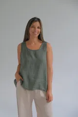 Musculosa verde seco de lino italiano, de corte suelto, con cuello redondo y detalle de botones en la espalda.