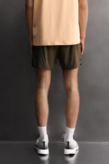 Pantalones cortos de entrenamiento Zara Athleticz en color salmón, confeccionados en tejido técnico ligero y elástico con estructura. Cuentan con cintura elástica ajustable, forro interior, bolsillos laterales y perneras con aberturas laterales.