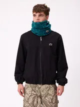 Cuello polar de la marca Rusty, en color verde con textura suave. Cuenta con un cordón elástico ajustable en la parte superior y una etiqueta con el logo de la marca en el frente.