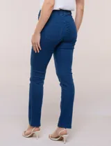 Jegging de denim azul oscuro con tiro medio-alto, cintura elástica ancha y pierna sutilmente entallada con terminación bootcut. Cuenta con bolsillos delanteros simulados y bolsillos aplicados en la parte trasera.