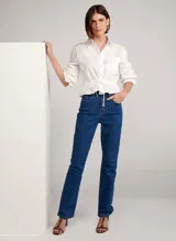 Pantalón de jean azul oscuro, de corte recto, con bolsillos delanteros y traseros, y cierre frontal con botón y cremallera.