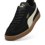 Championes Puma Club II Era Suede, color negro con detalles en arena y suela marrón.