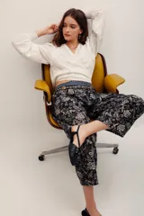 Pantalón tipo babucha de algodón, con estampado floral en tonos oscuros y diseño holgado.