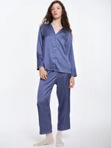 Pantalón de pijama de satén con caída fluida, corte recto y cintura elástica. Presenta un acabado suave y sedoso al tacto.