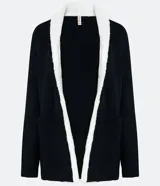 Chaqueta de tricot color negro con interior de pelo sintético blanco, corte recto, manga larga y bolsillos frontales. Marca Blue Steel.