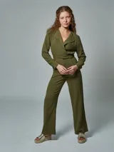 Mono largo color verde militar, con cuello camisero, mangas largas y cinturón con hebilla.