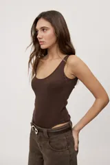 Body blanco de algodón y elastano con textura acanalada, escote redondo amplio y breteles anchos, de calce ajustado al cuerpo.