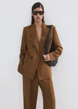 Pantalón Vbtexas de tiro medio y diseño recto, confeccionado en mezcla de lino y viscosa. Cuenta con bolsillos laterales y cintura ajustable.