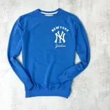 Buzo deportivo azul con cuello redondo, puños y cintura acanalados. Estampado frontal con el logo de los New York Yankees y la inscripción "New York" en color blanco.