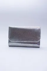 Billetera negra de cuero con textura tipo cocodrilo, con múltiples ranuras para tarjetas y billetes.