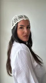 Gorro tipo bucket de crochet color crudo, con diseño de red y lentejuelas.