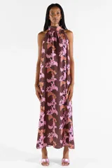 Vestido largo halter con estampado floral en tonos marrones y rosados, de diseño fluido sin mangas y cuello alto.