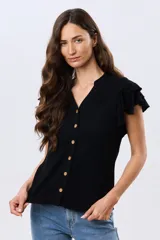 Camisa lisa de lino color negro con mangas cortas con volados, escote en V con cuello mao y cierre frontal con botones de madera.