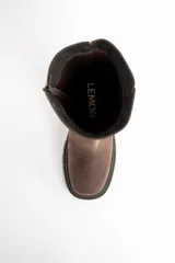 Bota de caña media confeccionada en cuero legítimo con efecto lavado. Presenta una suela track robusta de goma con relieve y costuras reforzadas en el cuerpo de la bota.