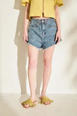Short de denim de tiro alto con lavado acid wash y dobladillo deshilachado con terminación en punta.