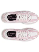 Championes Under Armour modelo UA Hovr Apparition, en color blanco y rosado, con diseño retro inspirado en el running. Incorporan amortiguación UA HOVR, superposiciones de gamuza y suela de goma.
