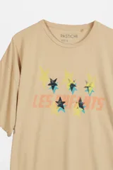 Remera de corte oversize y cuello redondo, color beige, con estampado frontal que incluye estrellas y el texto 'Les Enfants'.