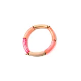 Pulsera elástica con cuentas tubulares de resina en tonos rosa, salmón y beige, separadas por pequeñas cuentas doradas.