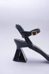 Sandalias de tiras finas color lila metalizado, con taco geométrico plateado.