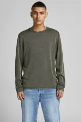 Sweater de punto color verde oliva, de manga larga y cuello redondo.