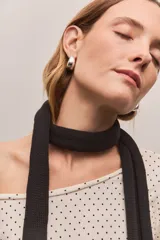 Bufanda angosta de tejido de punto color negro.