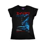 Remera negra de corte entallado con estampa frontal de la película Alien, que incluye el título en japonés y letras azules, junto con créditos del film.