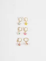 Set de tres pares de aros tipo argolla dorados con dijes colgantes en forma de estrella esmaltados en diversos colores y decorados con piedras brillantes.