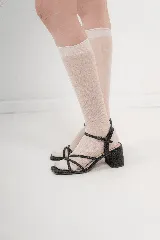 Sandalias plateadas con tiras finas cruzadas, plantilla cuadrada y taco bloque de 5 cm.