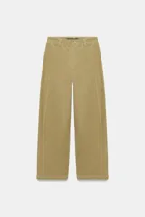 Pantalón de tiro alto confeccionado en pana, con diseño de pernera holgada que se estrecha hacia el tobillo. Presenta bolsillos delanteros, bolsillos de plastrón en la parte trasera, costuras marcadas en el frente y cierre frontal con cremallera y botón.