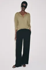 Pantalón recto de algodón color negro, con tiro medio y cintura elástica.