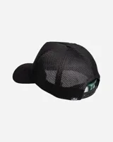 Gorro trucker negro con diseño de malla en la parte trasera y visera curva. Presenta un estampado frontal en color amarillo con tipografía estilo gótico que dice "Mayhem".