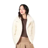 Campera de piel sintética color crudo, con cuello alto y cierre frontal completo.