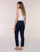 Jean skinny de tiro medio y calce ajustado, color azul clásico, con diseño de cinco bolsillos y largo al tobillo.
