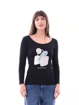 Remera negra de mangas largas con cuello redondo y estampado abstracto en tonos celeste, gris y blanco.