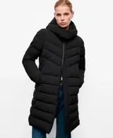 Campera puffer larga de color negro, con diseño acolchado de líneas diagonales, capucha incorporada y cierre frontal con cremallera.