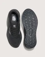 Championes Vans modelo Ultrarange 2.0, color negro con detalles en gris oscuro. Presentan un diseño técnico con entresuela UltraCush™ Lite para mayor amortiguación, sistema de ajuste con cordones y suela con patrón waffle inverso para mejor tracción.