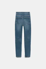 Jeans de tiro alto con corte skinny y largo tobillero. Presenta diseño clásico de cinco bolsillos, cierre frontal con cremallera y botón, con un acabado de lavado azul medio.