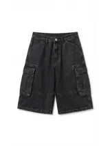 Bermuda cargo de gabardina con lavado negro, corte holgado y bolsillos cargo laterales.