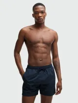 Short de baño para hombre color azul marino, con cintura elástica y cordón ajustable. Presenta un corte clásico y bolsillos laterales.